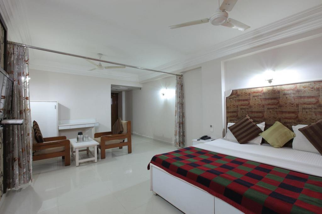 Hotel Prudent Vadodara Exteriör bild