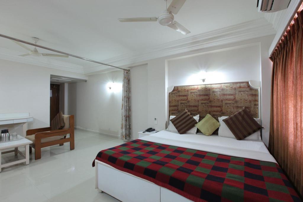 Hotel Prudent Vadodara Rum bild