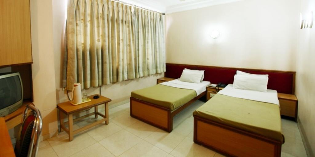 Hotel Prudent Vadodara Rum bild