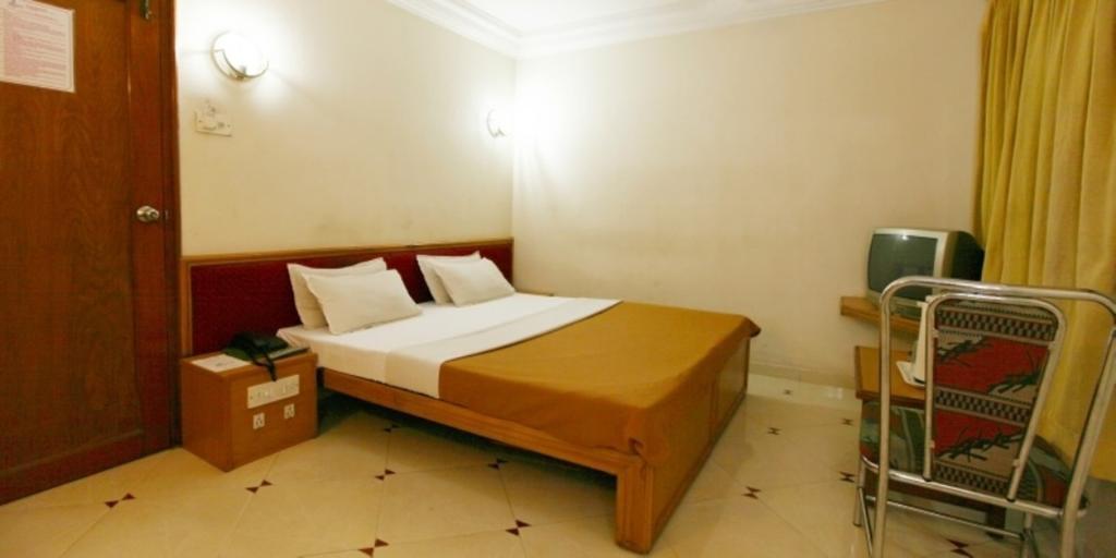 Hotel Prudent Vadodara Rum bild