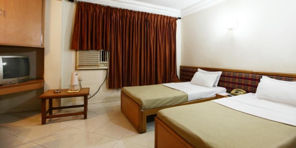 Hotel Prudent Vadodara Rum bild