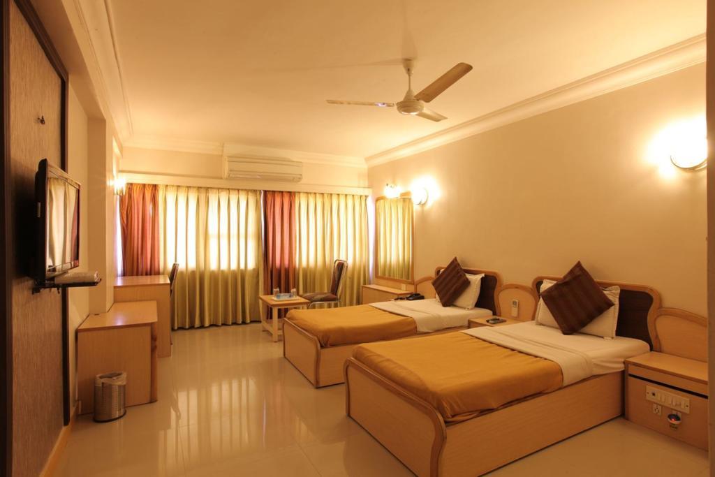 Hotel Prudent Vadodara Rum bild