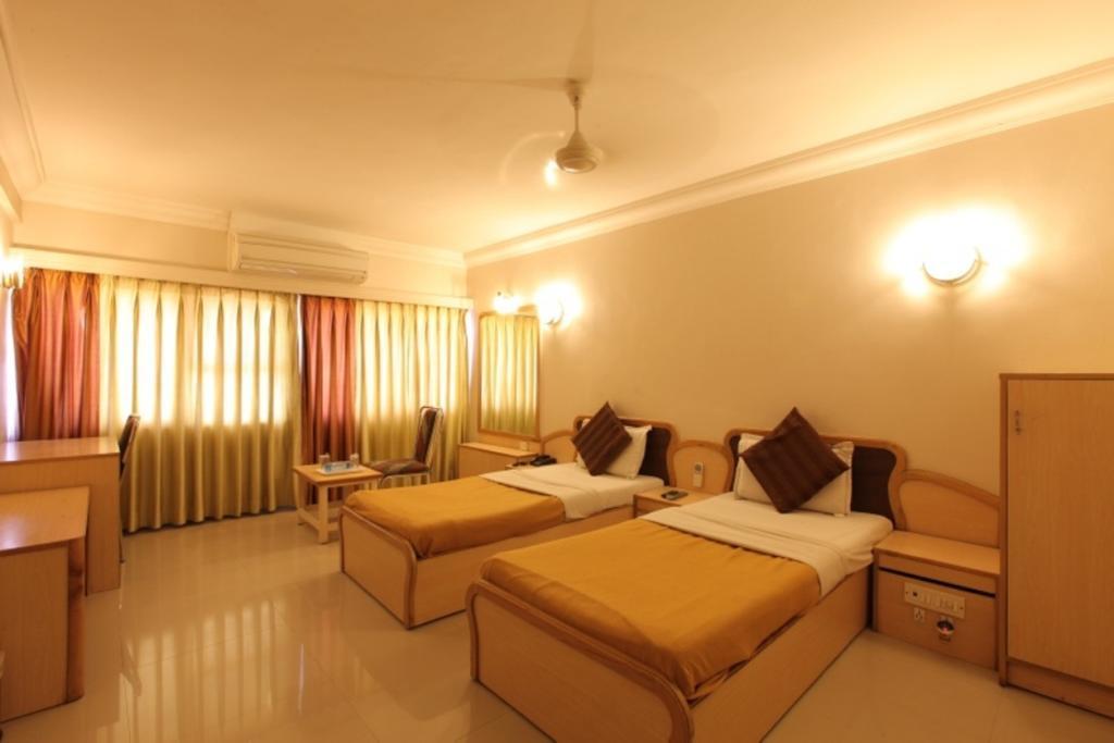 Hotel Prudent Vadodara Rum bild