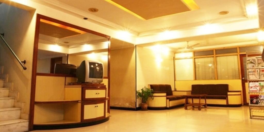 Hotel Prudent Vadodara Exteriör bild